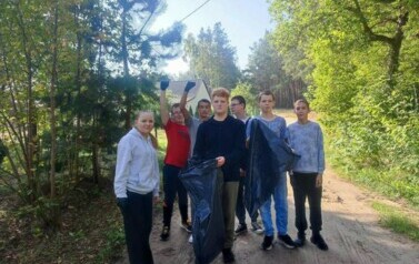 uczniowie klas od sześć do osiem w trakcie sprzątania