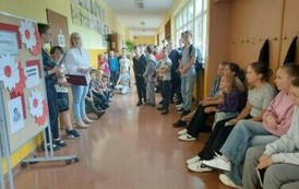 Widok na wszystkich uczestnik&oacute;w podczas wprowadzenia