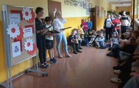 Widok na uczni&oacute;w uczestniczących w akcji i osoby czytające