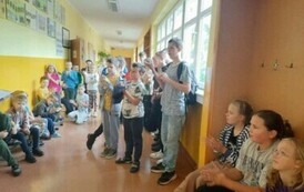 Widok na uczni&oacute;w słuchających wystąpienia i klaszczących