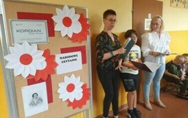 Czytający  w kadrze z tablicą okazjonalną